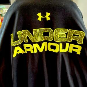 Under Armour heat gear loose fit tshirt. Excellent condition!